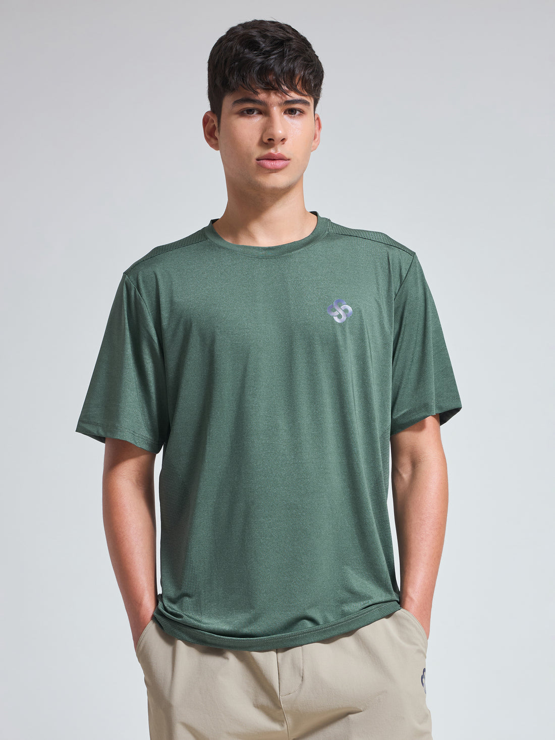 Man wearing Infinito’s dark green moisture-wicking performance tee, crafted for stretch, breathability, and all-day athleisure comfort