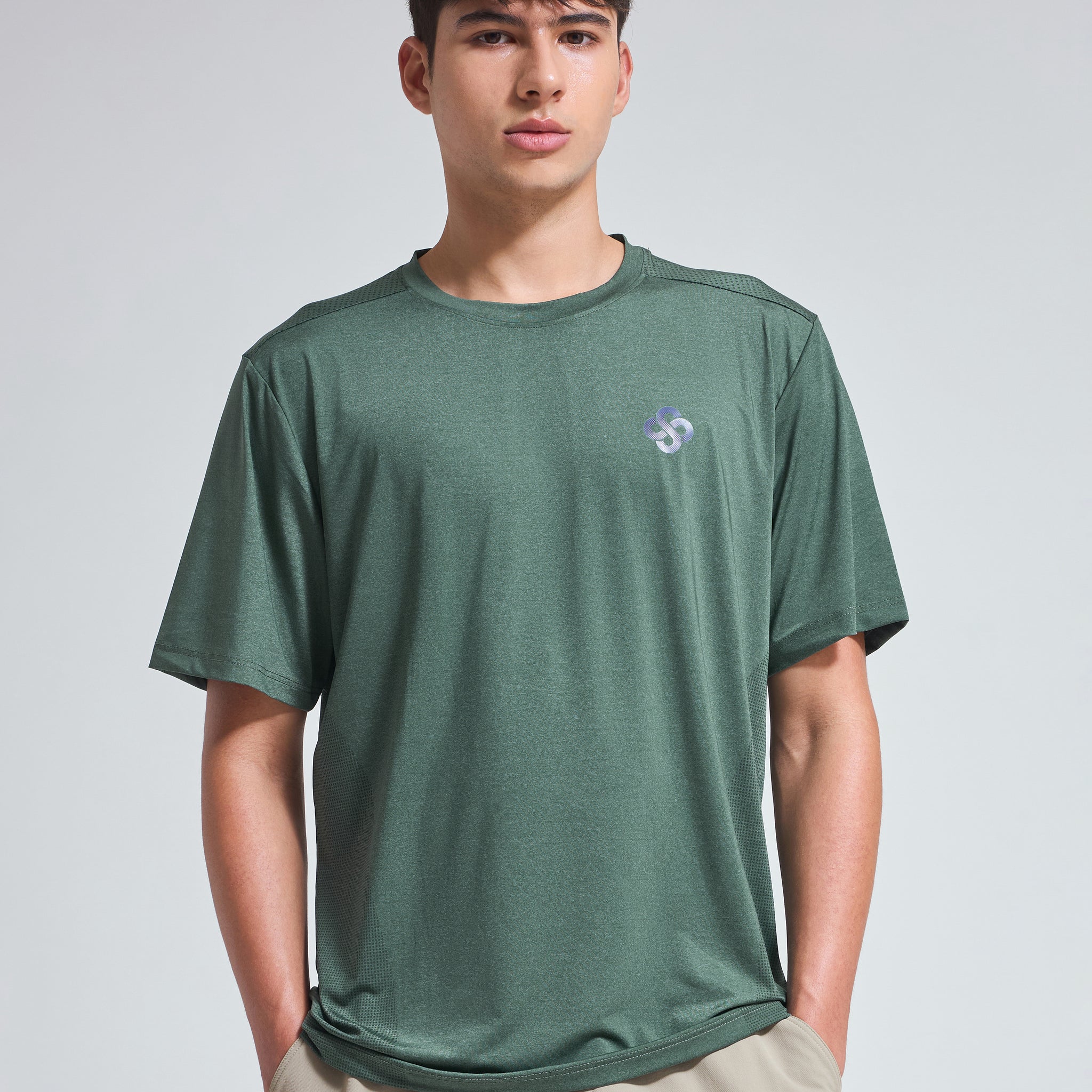 Man wearing Infinito’s dark green moisture-wicking performance tee, crafted for stretch, breathability, and all-day athleisure comfort